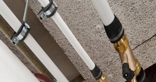 Замена труб водоснабжения в квартире: цена от 2117 руб. - СантехДомФрм